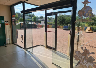 Puertas automaticas y cistaleria transparente para entrada edificio vidrios reforzados