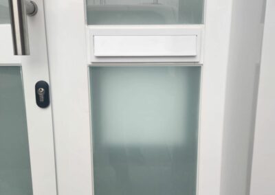 Puerta exterior entrada de casa en chalet con cristales reforzados