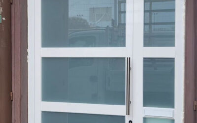 Puerta de aluminio con cerradura de seguridad para comunidad de vecinos