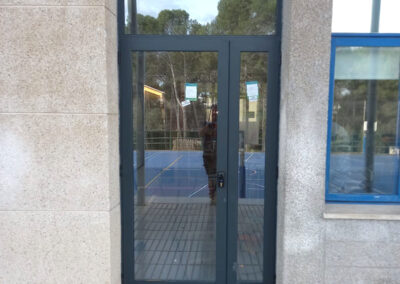 puerta de aluminio cierre antipanico y cristales seguridad exterior despues