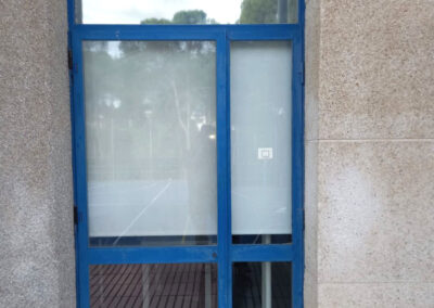 puerta de aluminio cierre antipanico y cristales seguridad exterior antes