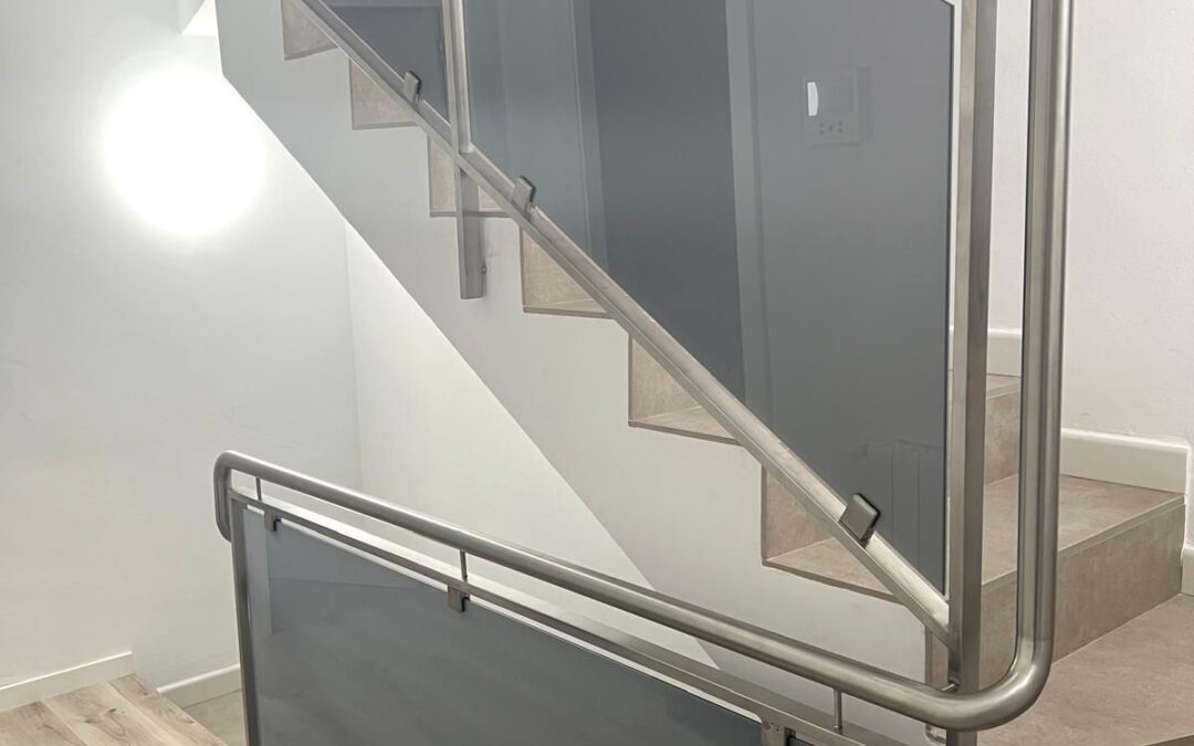 Barandas metálicas de acero inoxidable para escaleras con cristales de seguridad
