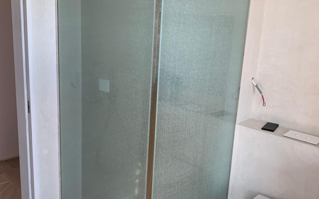 Reformas de baño con mamparas y espejos a medida