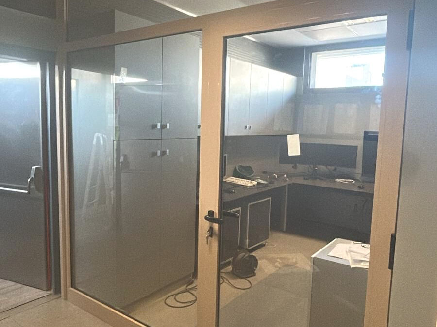 Separadores de oficina con vidrios laminados de seguridad