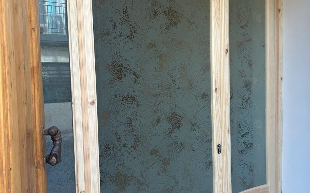 Vidrios laminados vintage con carpintería de madera