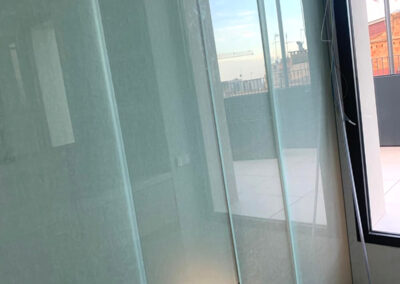 puertas correderas con guia aerea oculta en techo y vidrios laminados con tela de lino en interior_1