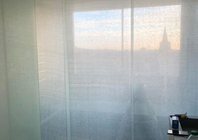 puertas correderas con guia aerea oculta en techo y vidrios laminados con tela de lino en interior_2